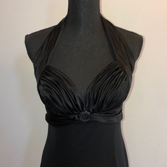 Stunning halter gown - Picture 2 of 8